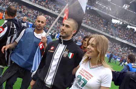 进球击溃利物浦！吉布斯·怀特生涯首次连续3场英超进球（吉布斯·怀特英超生涯首次三连斩，进球重创利物浦）