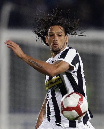 足球英超豪门逆转取胜，主帅赛后握拳怒吼