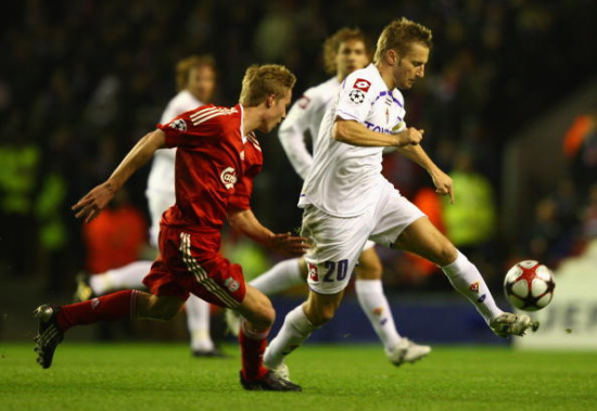 足球国足门将扑出关键点球，助球队惊险取胜（国足门将力拒关键点球，助队惊险取胜）