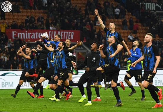 胖东来售卖梅西、库里等人签名球衣，乔丹公牛球衣售价13万8（胖东来开售梅西、库里等球星签名球衣 乔丹公牛球衣标价13.8万）