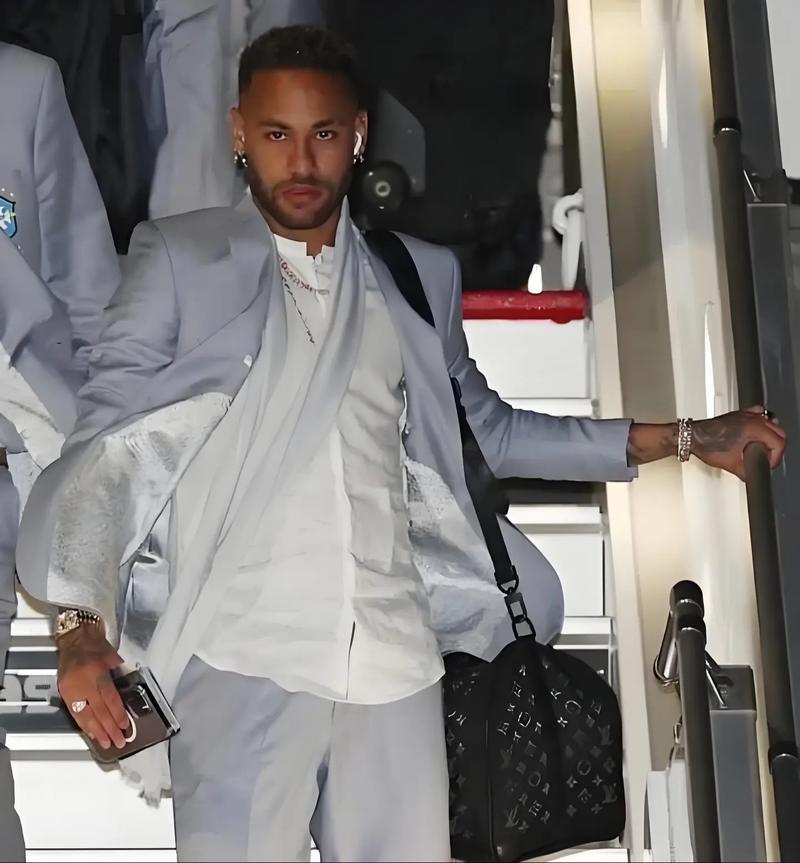 德甲半场：布兰特抽射建功，聚勒送助攻，多特1-0门兴（德甲半场战报：聚勒送助，布兰特抽射破门，多特暂1-0领先门兴）